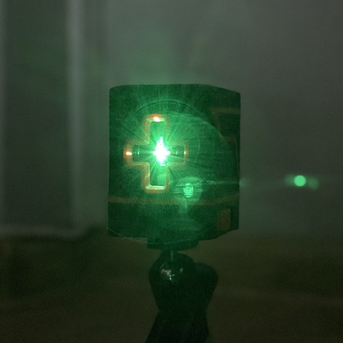 Elektronická laserová vodováha se zeleným křížovým laserem