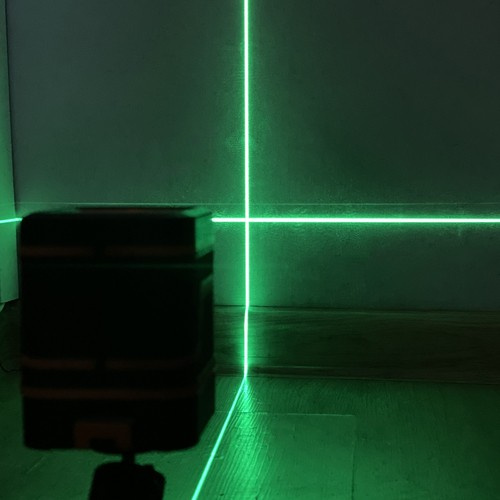 Elektronická laserová vodováha se zeleným křížovým laserem
