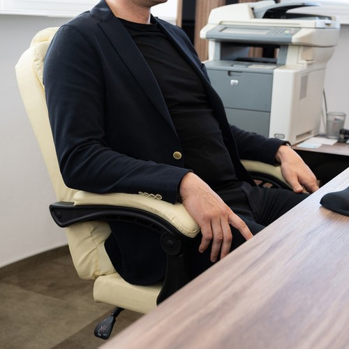 Otočná kancelářská židle s výsuvnou podnožkou Malatec - béžová